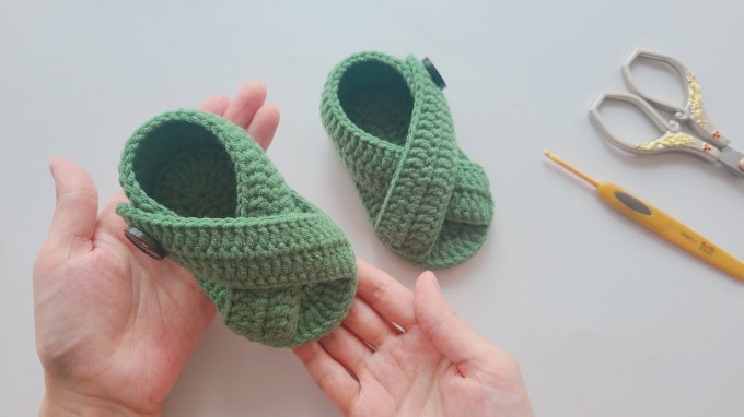 BEAUTIFUL CROCHET SANDALS FOR BABY